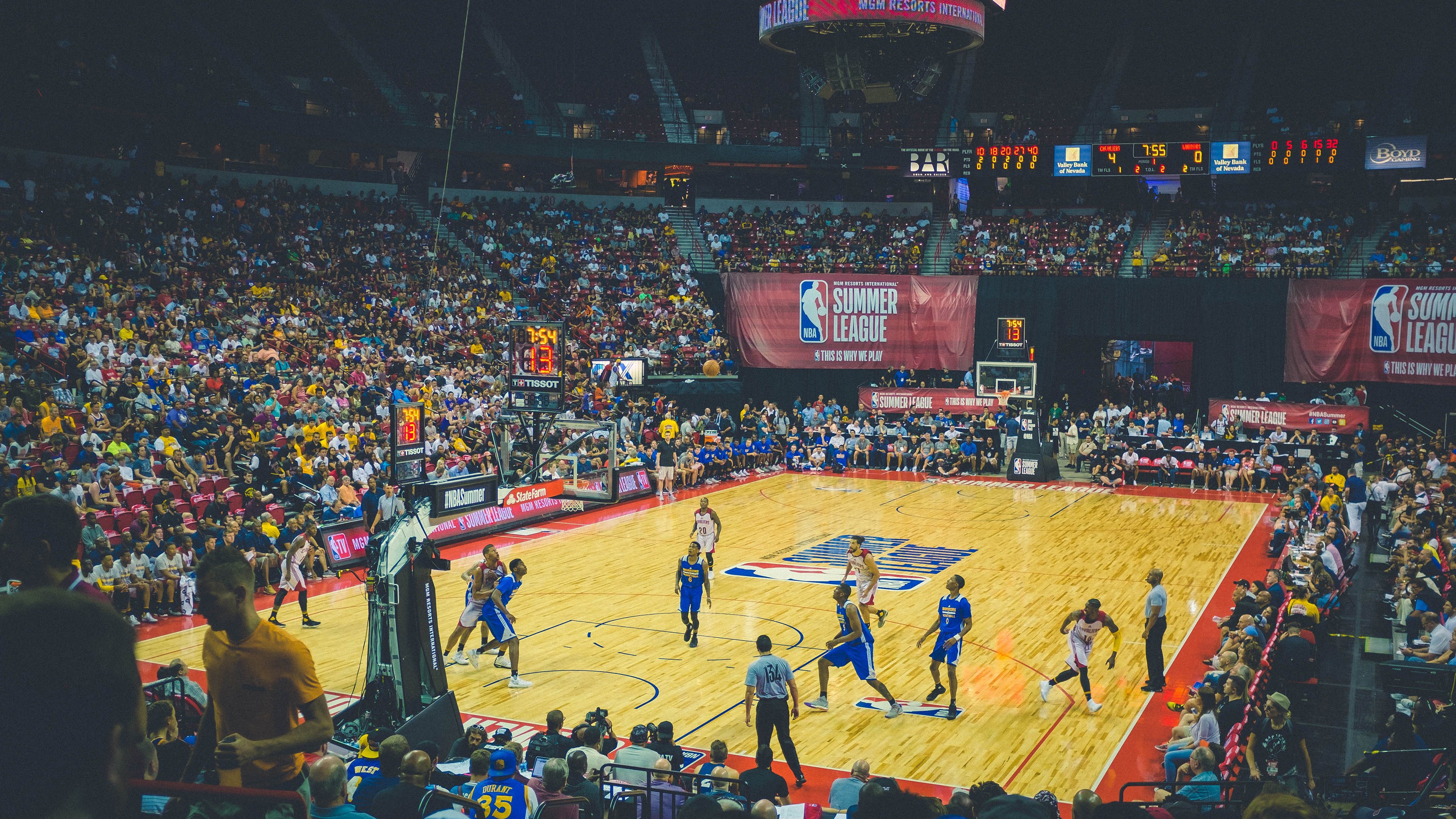 世界杯后:纪录片《球场之外的90分钟》探访工人、志愿者与小商贩真实生活